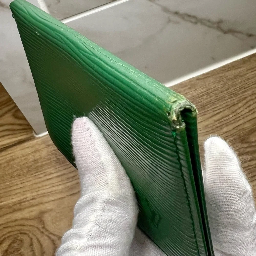 Louis Vuitton Vintage Porte 2 Cartes Vertical Wallet in Green Epi Leather